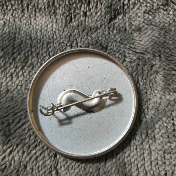 NYCC Resident Evil I am Your Nemesis Pin - Picture 2 of 2